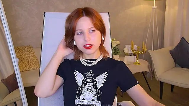 Snapshot of VivienneHebert chatting on 18, 5, 2026 VivienneHebert online show from 18, 5, 2026