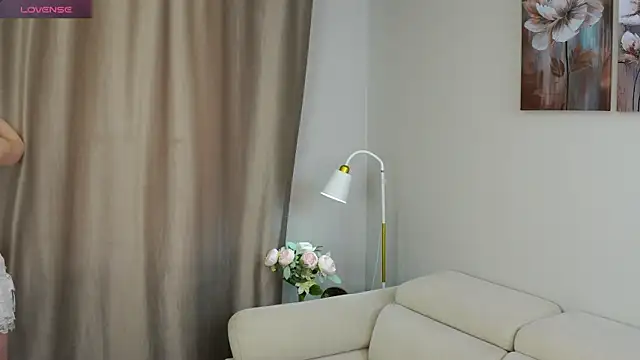 Snapshot of RenateVashaw chatting on 3, 5, 2026 RenateVashaw online show from 3, 5, 2026