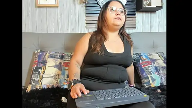 Luna  Cortez online show from 6, 5, 2026
