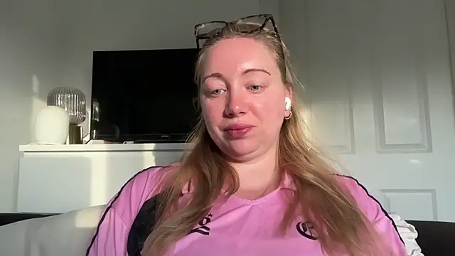 arielsweetieee online show from 15, 6, 2026