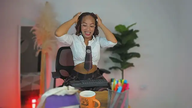 Snapshot of Lynncute chatting on 6, 6, 2026 Lynncute online show from 6, 6, 2026