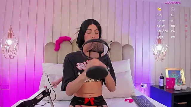 nicki-west online show from 8, 5, 2026