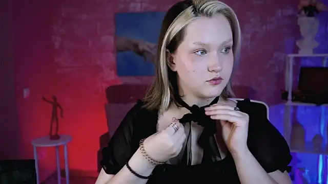 Snapshot of ViolettWoods chatting on 3, 7, 2026 ViolettWoods online show from 3, 7, 2026