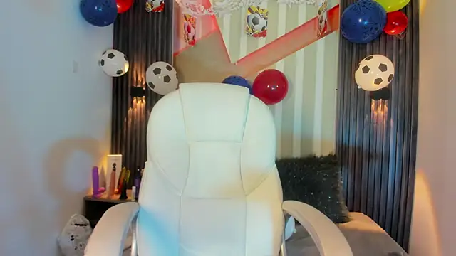 MadisonYoung000 online show from 27, 6, 2026