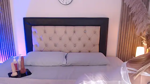 Sia Foxx01 online show from 14, 7, 2026
