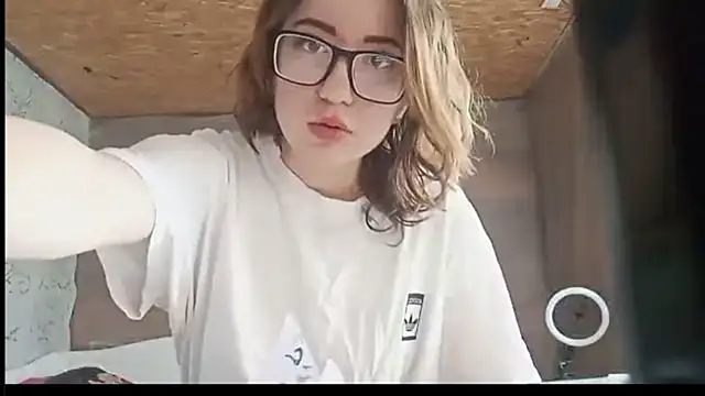 Snapshot of OliviaMoment chatting on 2, 7, 2026 OliviaMoment online show from 2, 7, 2026