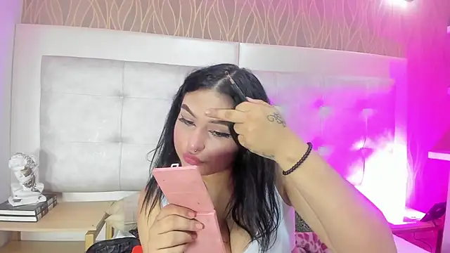 Snapshot of NaomiWhite_ chatting on 18, 7, 2026 NaomiWhite online show from 18, 7, 2026