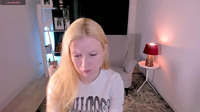 Snapshot of Laly_Peach chatting on 18, 7, 2026 Laly Peach online show from 18, 7, 2026