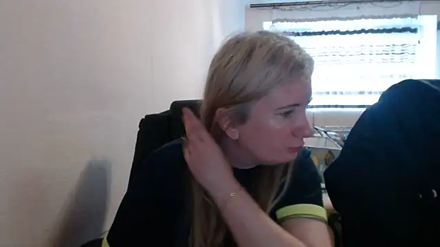 Snapshot of PeterAndJen chatting on 5, 6, 2026 PeterAndJen online show from 5, 6, 2026