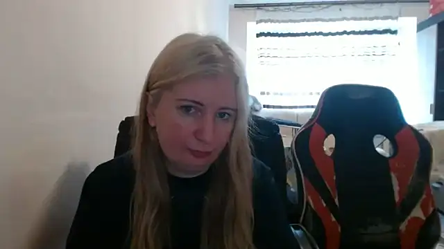 Snapshot of PeterAndJen chatting on 6, 6, 2026 PeterAndJen online show from 6, 6, 2026