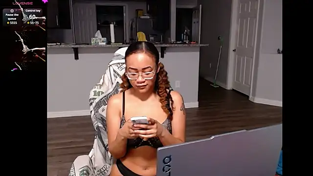 RylHoneyy online show from 14, 6, 2026