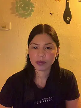 Estefani 32 online show from 4, 6, 2026