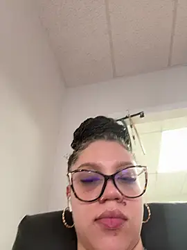 Snapshot of QueenNuttCollector chatting on 27, 5, 2026 QueenNuttCollector online show from 27, 5, 2026