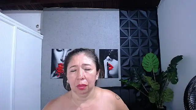 Snapshot of Valentinaa_mature chatting on 30, 5, 2026 Valentinaa mature online show from 30, 5, 2026