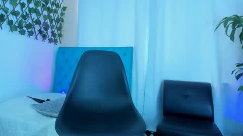 Snapshot of 19vanee chatting on 23, 2, 2025 stef read my description online show from 23, 2, 2025