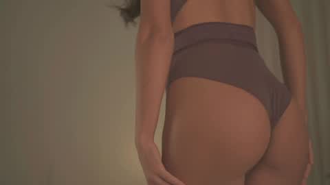 Snapshot of _2strangers chatting on 14, 10, 2025 Olivia dark hair  Zoe light hair online show from 14, 10, 2025
