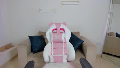 Snapshot of _april_smith_ chatting on 8, 11, 2025 online show from 8, 11, 2025