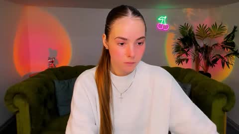 Snapshot of _cuddle_bug_ chatting on 22, 10, 2025 Erika online show from 22, 10, 2025