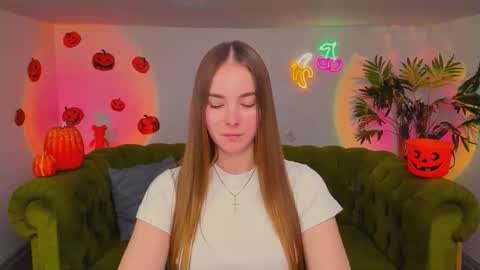 Snapshot of _cuddle_bug_ chatting on 28, 10, 2025 Erika online show from 28, 10, 2025