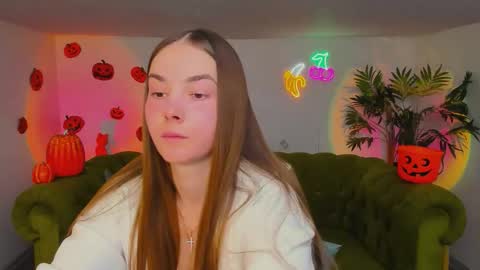 Snapshot of _cuddle_bug_ chatting on 29, 10, 2025 Erika online show from 29, 10, 2025