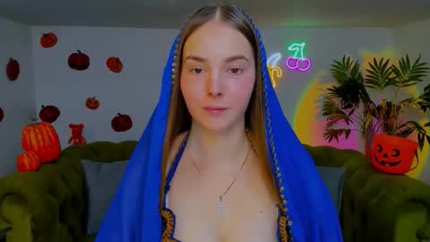 Snapshot of _cuddle_bug_ chatting on 31, 10, 2025 Erika online show from 31, 10, 2025