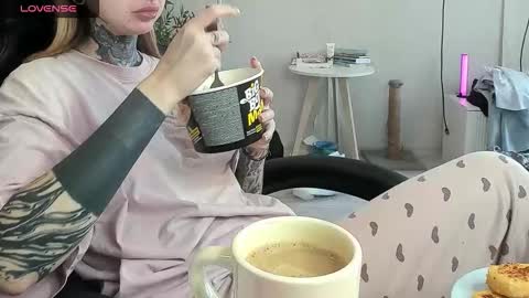 Snapshot of _feralberry__ chatting on 5, 12, 2025 Alis online show from 5, 12, 2025