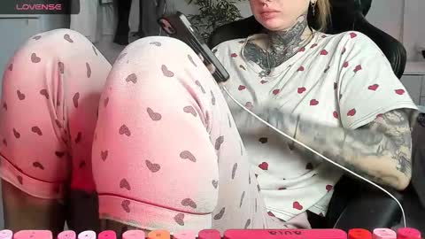 Snapshot of _feralberry__ chatting on 20, 12, 2025 Alis online show from 20, 12, 2025