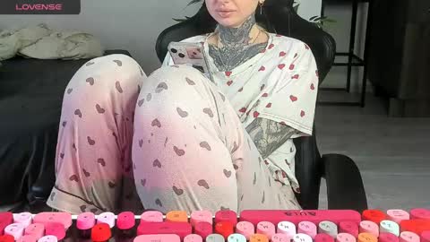 Snapshot of _feralberry__ chatting on 5, 6, 2026 Alis online show from 5, 6, 2026