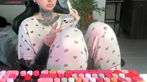 Snapshot of _feralberry__ chatting on 14, 6, 2026 Alis online show from 14, 6, 2026
