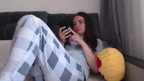 Snapshot of _hidden_frommymoom_ chatting on 27, 5, 2026 Criss4u online show from 27, 5, 2026