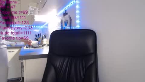 Snapshot of _hidden_frommymoom_ chatting on 22, 6, 2026 Criss4u online show from 22, 6, 2026