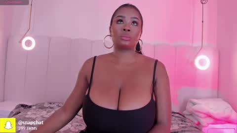 Snapshot of _huge_boobs_ebony chatting on 3, 10, 2025 Darlis  online show from 3, 10, 2025