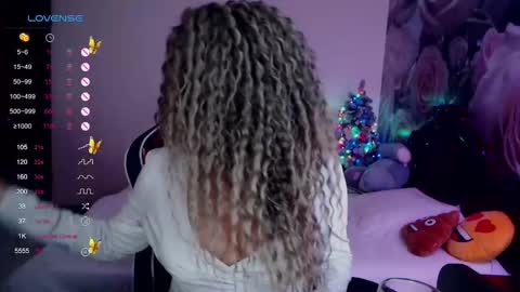 Snapshot of _just_a_queen_3 chatting on 4, 1, 2025 _just_a_queen_3 online show from 4, 1, 2025