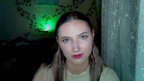 _kikiclark_ online show from 14, 11, 2025