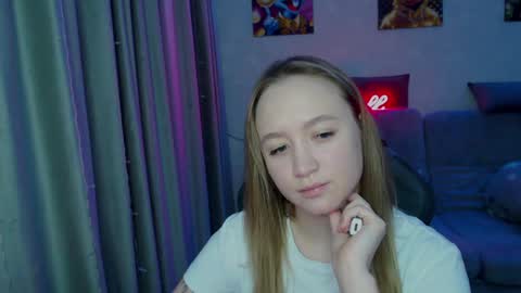 _lalune_ online show from 3, 1, 2025