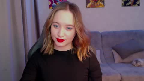 _lalune_ online show from 4, 3, 2025