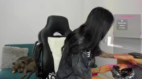 Juli online show from 5, 10, 2025