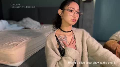 Snapshot of _octopussy_ chatting on 12, 10, 2025 Mikayla online show from 12, 10, 2025