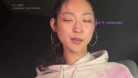 Snapshot of _octopussy_ chatting on 12, 11, 2025 Mikayla online show from 12, 11, 2025