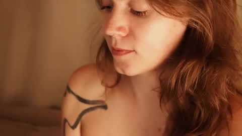 Snapshot of _sensualia_ chatting on 24, 9, 2025 Lia online show from 24, 9, 2025