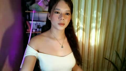 Snapshot of _urpetitegirl chatting on 22, 6, 2026 _urpetitegirl online show from 22, 6, 2026