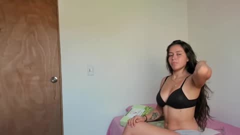 Snapshot of _valentina_69 chatting on 7, 11, 2025 _valentina_69 online show from 7, 11, 2025