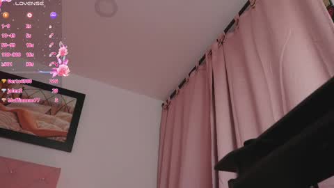 Snapshot of _victoria_florez chatting on 5, 3, 2025 VICTORIA online show from 5, 3, 2025