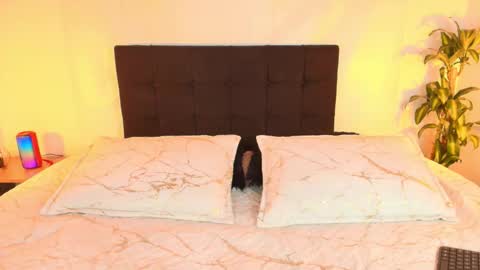 Snapshot of _victoria_foxx_ chatting on 5, 12, 2025 Victoria Fox online show from 5, 12, 2025