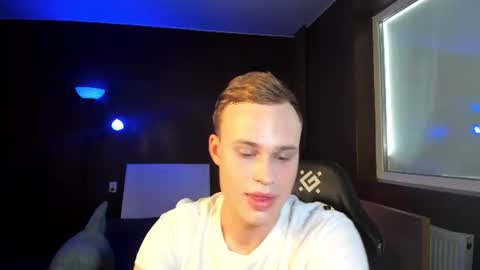 Snapshot of aar0n_ chatting on 8, 6, 2026 Aaron online show from 8, 6, 2026