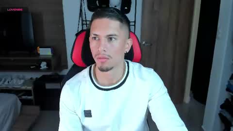 Snapshot of aaronfox_ chatting on 7, 8, 2026 AARON online show from 7, 8, 2026