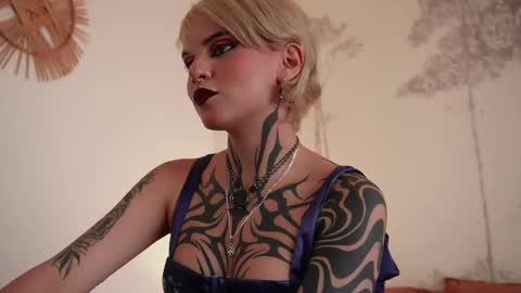 Snapshot of abril__colen chatting on 12, 10, 2025 April online show from 12, 10, 2025