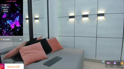 Abril  online show from 25, 1, 2025