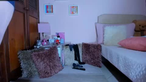 Snapshot of abrilrussell_ chatting on 17, 11, 2025 Abril online show from 17, 11, 2025