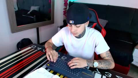 AdamsWalkerr  online show from 25, 4, 2026